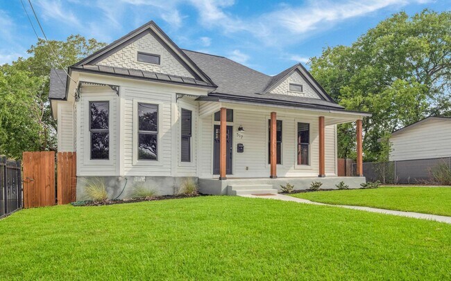 Building Photo - Fully Furnished Sleeps 8 with 3 Full Bedrooms and 3 full baths  Parking behind the secured gate