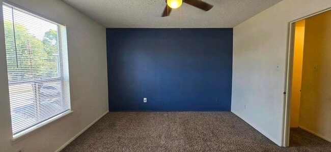 Building Photo - Tour Today! 2/1.5 Townhome in Longview