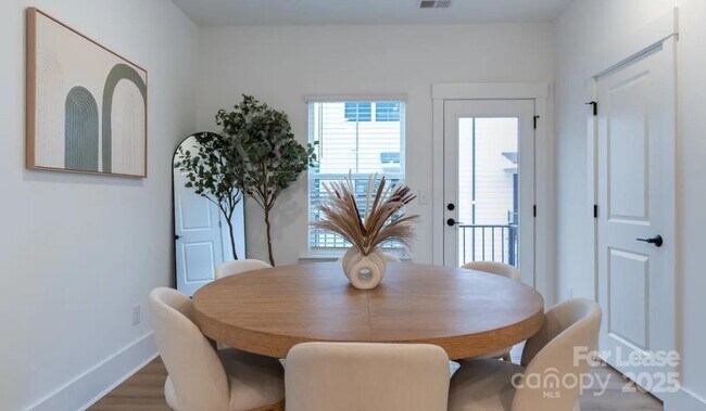 Building Photo - 2721 Rozzelles Ferry Rd