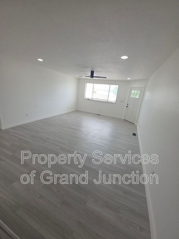 Building Photo - 3238-D 1/4 D 1/4 Rd