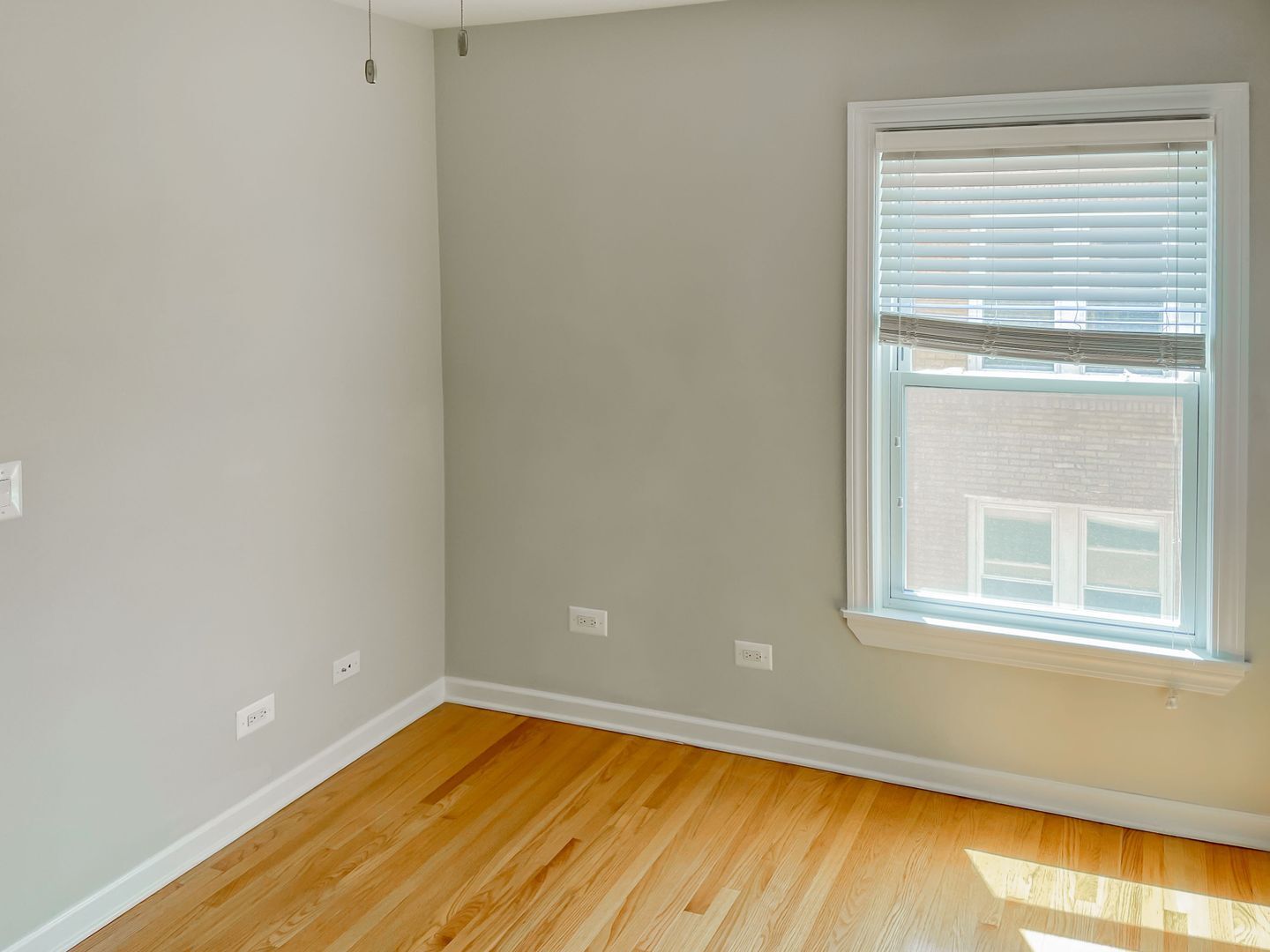 Building Photo - 626 W Roscoe St