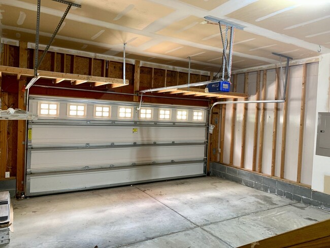 Building Photo - Spacious 2 Story Home In Raleigh, Availabl...
