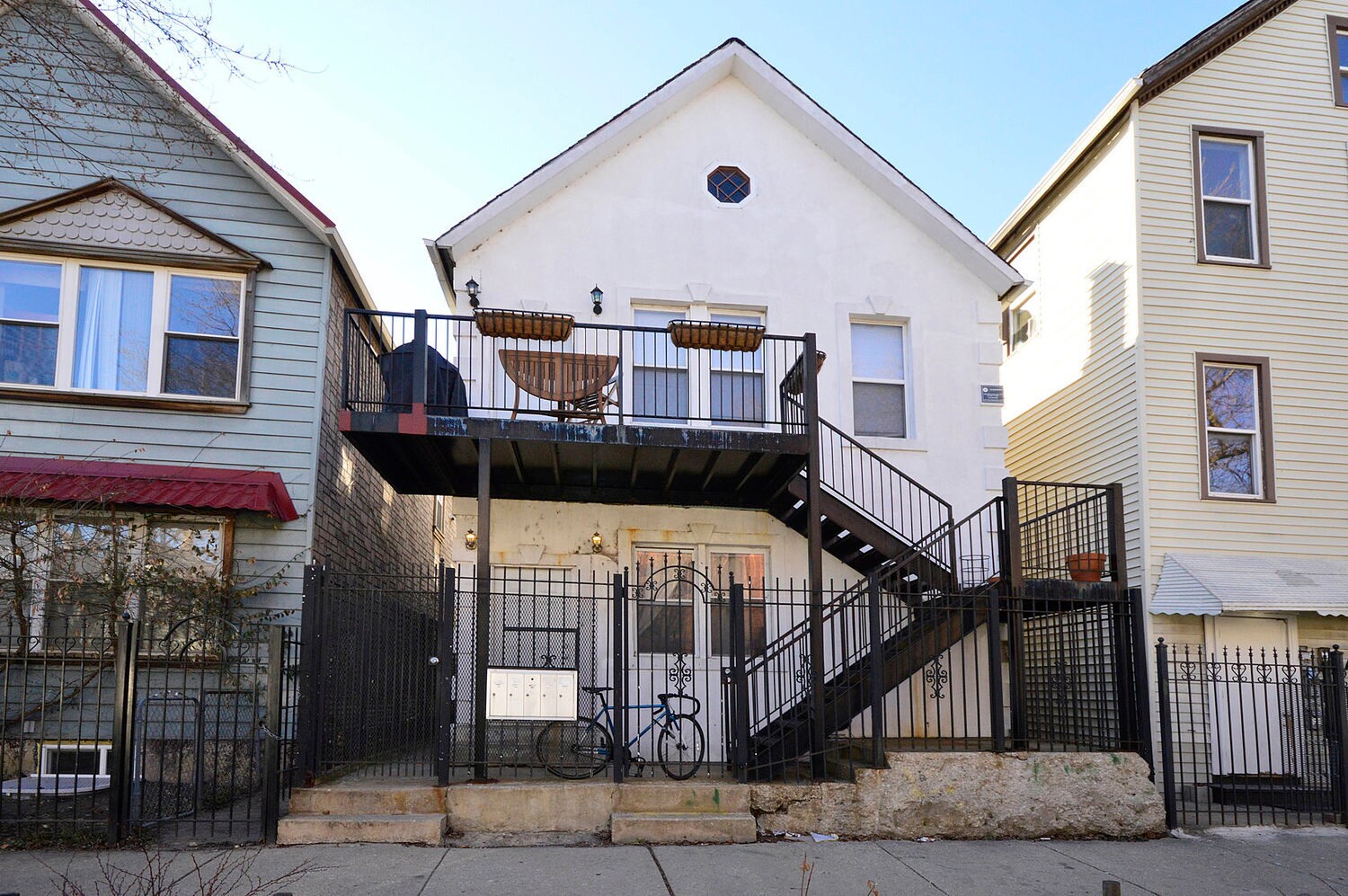 Building Photo - 1644 N Artesian Ave