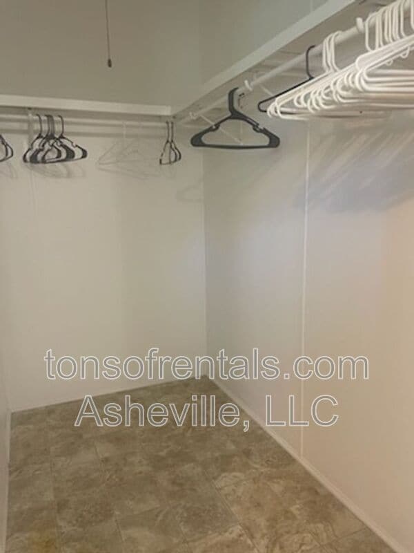 Building Photo - 205 Wormie Ln