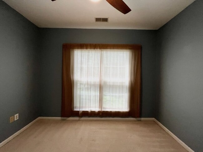 Building Photo - Beautiful 3 BR 2 FB condo with its own garage and driveway