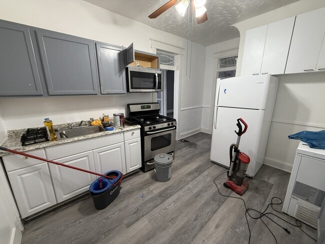 Building Photo - 501 Lyndhurst St