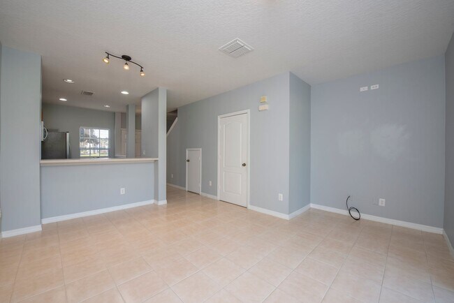 Building Photo - 2 Bedroom /2.5 bathrooms Town House. Just few minutes from Medical City.