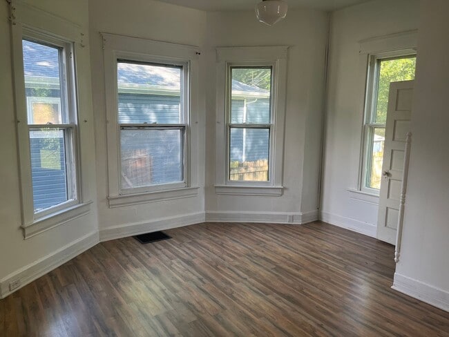 Building Photo - 2 Bedroom 2 bathroom in Alton