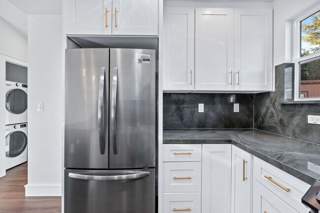 Building Photo - Beautifully Renovated 1-bedroom/ 1-bathroom ADU