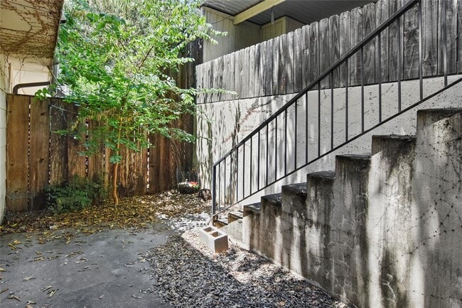 Building Photo - 6635 Valleyside Rd