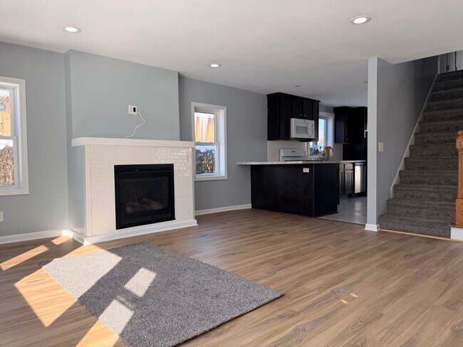 Building Photo - (2) bedroom Single Family Home with Open Layout, Close to Beaches and Lake!