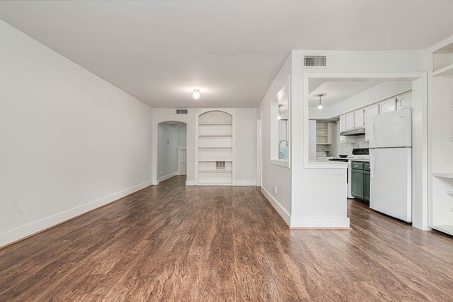 Building Photo - 384 N Post Oak Ln