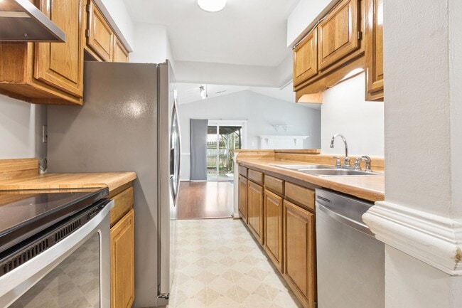 Building Photo - Move In Ready Brick Ranch in VB!