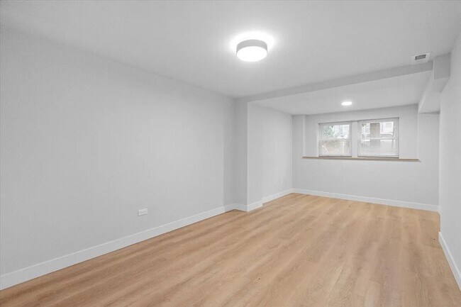 Building Photo - 927 N Mozart St