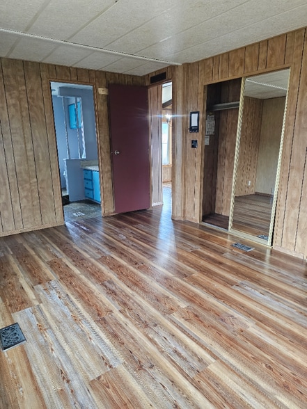 Building Photo - 914 5th St E