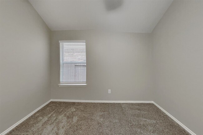 Building Photo - 25810 Palmdale Estate Dr