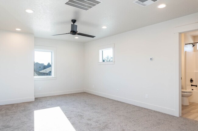 Building Photo - 270 E Rosalyn Dr