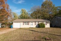 Building Photo - 3 Bedroom 1 Bath