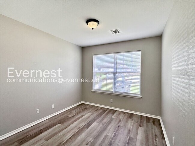 Building Photo - 3 Bed/2 Bath Home with Fenced Yard & Garage / Pet-Friendly / Available Now!