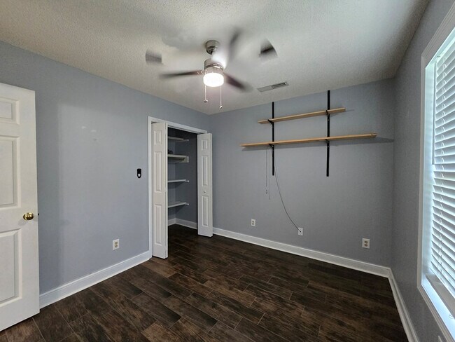 Building Photo - 3563 Beacon Dr