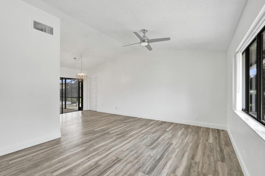 Building Photo - 5127 Woodstone Cir E