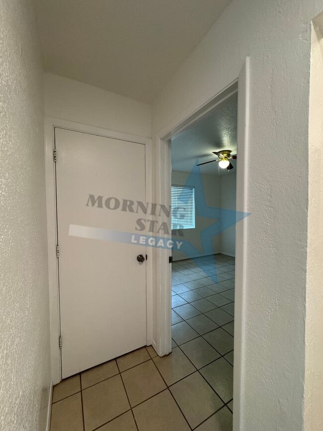 Building Photo - Cute 2-Bedroom Duplex