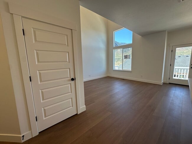Building Photo - 5260 Acacia Dr