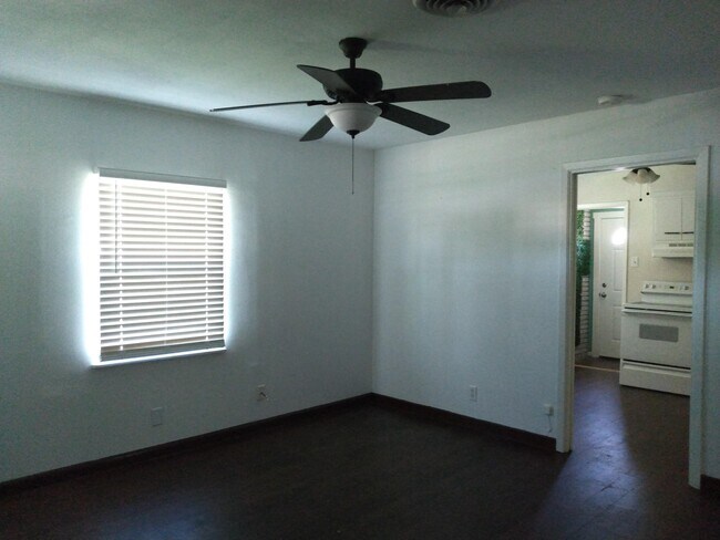 Building Photo - 1104 N Bedell Ave