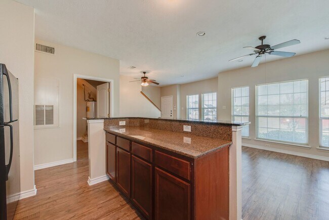 Building Photo - 3 Bed + 3 Bath - Spacious Duplex