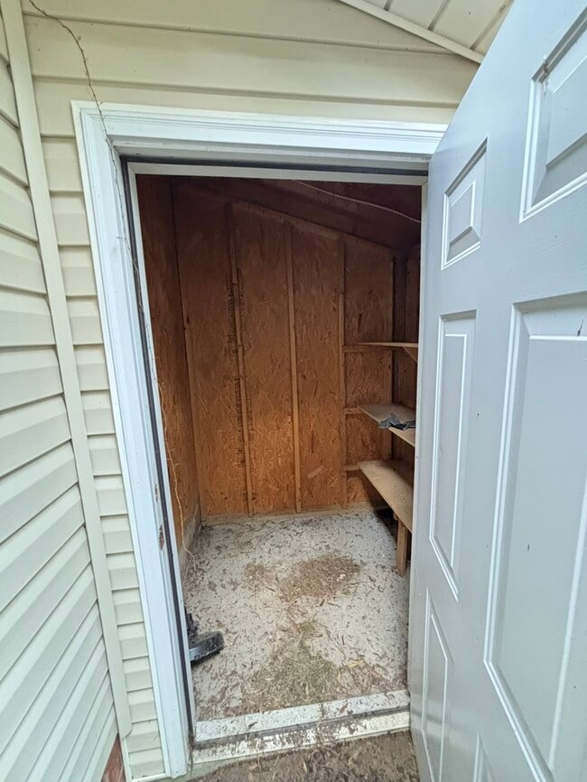 Building Photo - 864 Burnside Dr