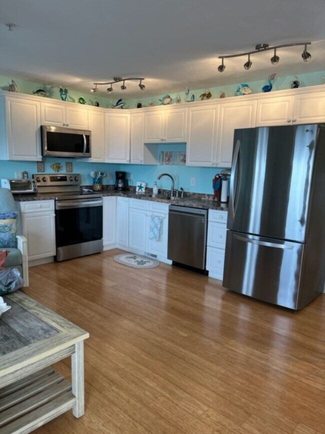 Building Photo - 305 N Topsail Dr