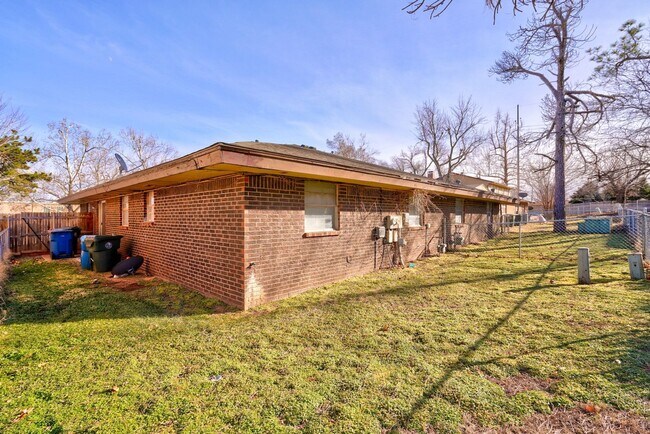 Building Photo - 3 bed 2 bath duplex in Midwest City