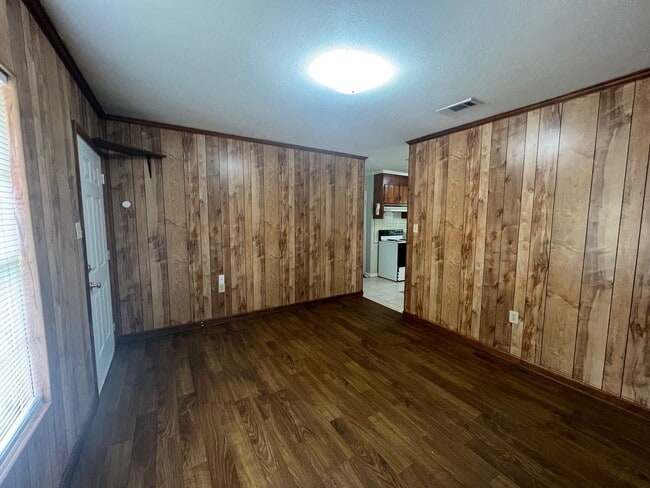 Building Photo - 3 bedroom 1 bathroom in Northport