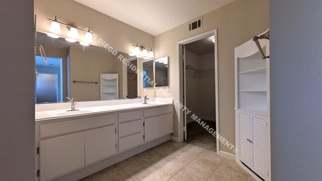 Building Photo - Gorgeous, Newly Remodeled 3 Bed / 2 Bath T...