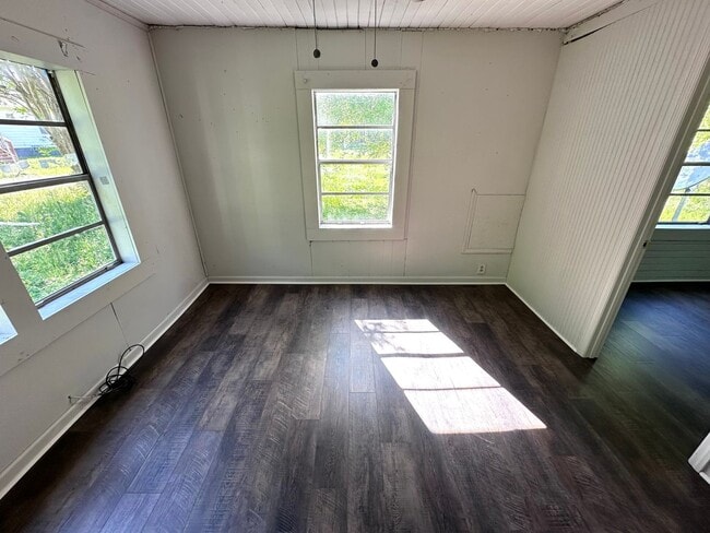 Building Photo - 1 Bedroom- 1 Bathroom- (with bonus room) House in Shannon!
