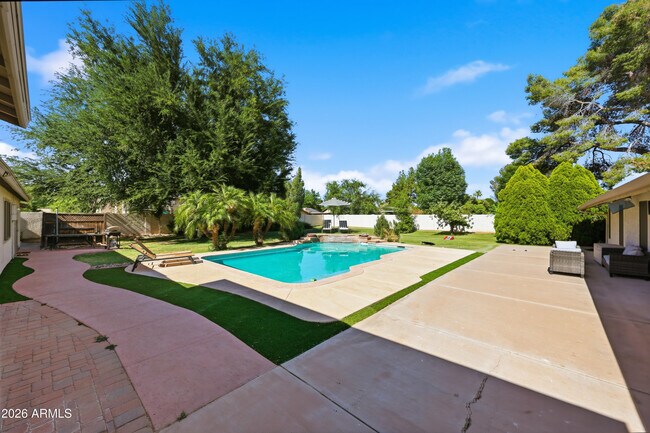 Building Photo - 10432 W Avalon Dr