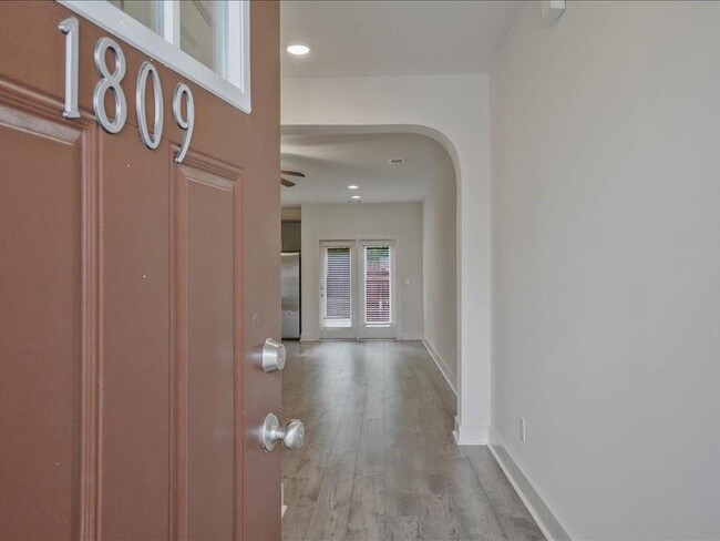 Building Photo - 1809 Edgehill Dr