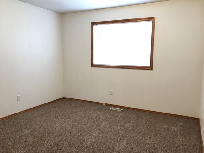 Building Photo - Adorable Well-Cared-For Duplex w/ Garage &...