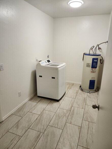 Building Photo - 8618 E Warren Rd