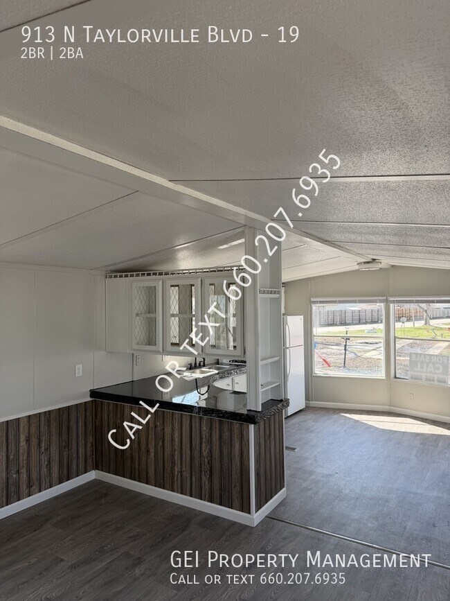 Building Photo - 913 N Taylorville Blvd