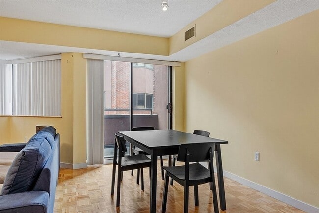 Building Photo - 147 Kelton St