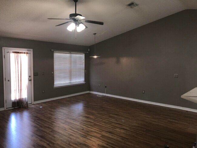 Building Photo - 108 Kyle Ln