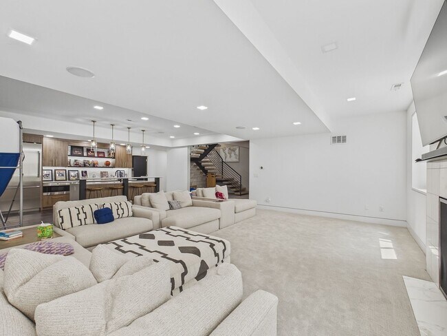Building Photo - 155 Southmoor Dr