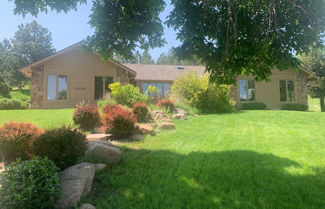 Building Photo - Beautiful 5 Bed, 3.25 Bath Broadmoor Home!