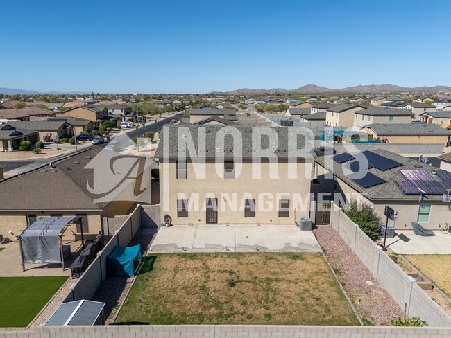 Building Photo - Beautiful Large Home Very Close to Freeway
