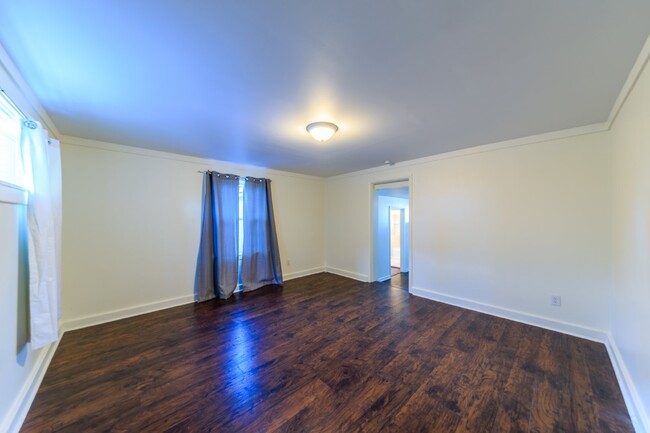 Building Photo - NOW AVAILABLE!!  Remodeled Unit in East Na...