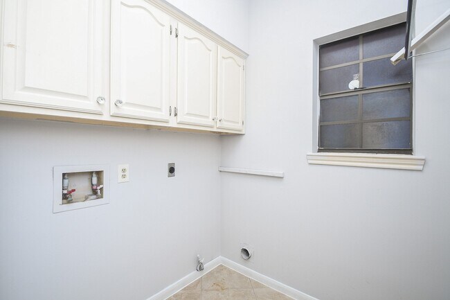 Building Photo - 4402 Jamaica Dr