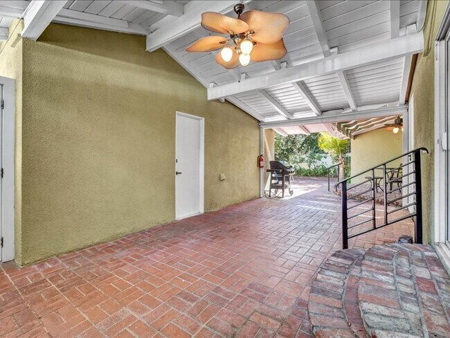 Building Photo - Welcome to this charming 3-bedroom, 2-bath...