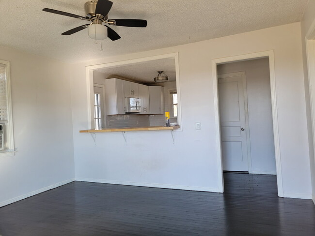 Building Photo - Phenomenal Downtown River View!