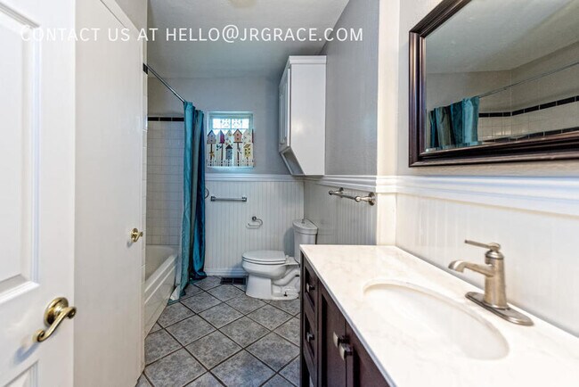 Building Photo - 525 W 4th St